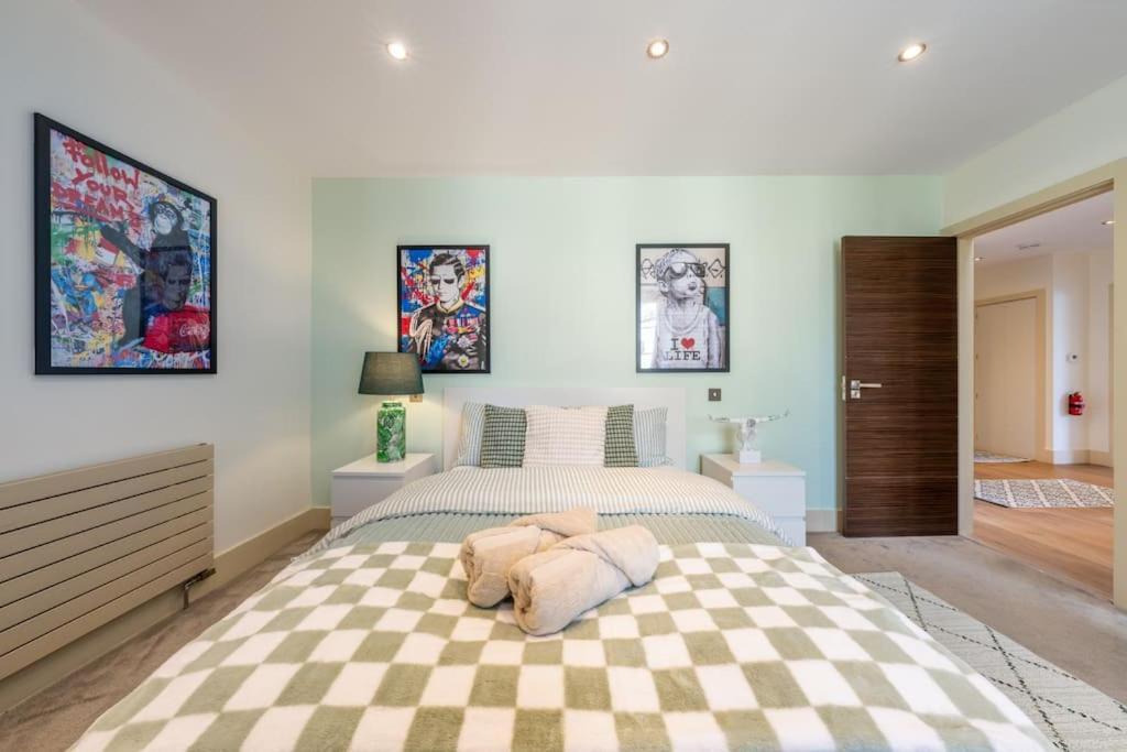 Stunning 3 Bed 2 Bath Penthouse In * London