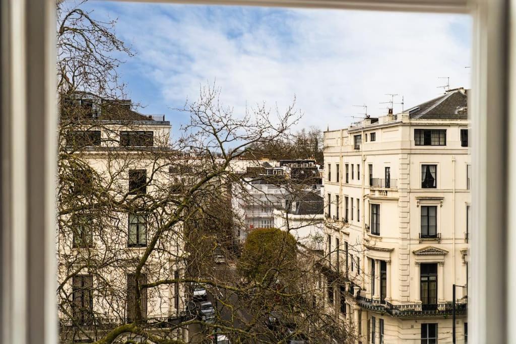 Stunning 3 Bed 2 Bath Penthouse In Apartment London