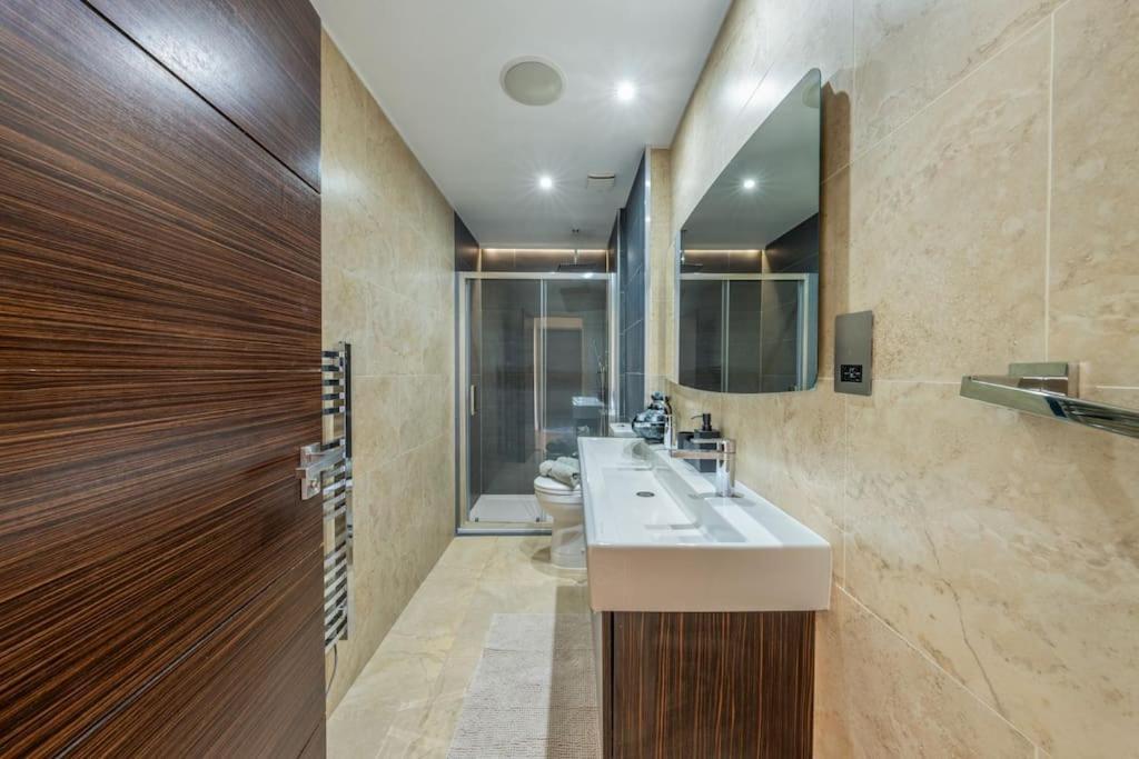 Stunning 3 Bed 2 Bath Penthouse In London