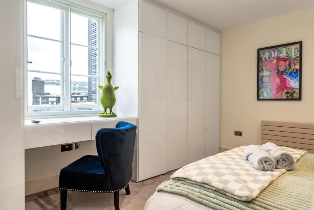 Stunning 3 Bed 2 Bath Penthouse In Apartment London