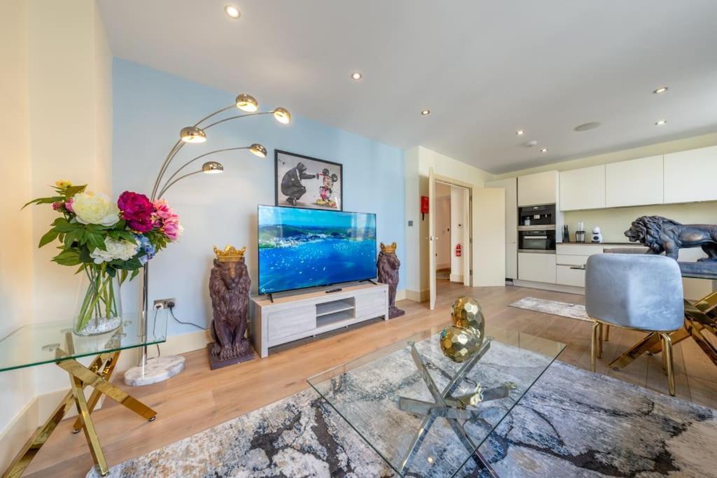 Stunning 3 Bed 2 Bath Penthouse In Apartment