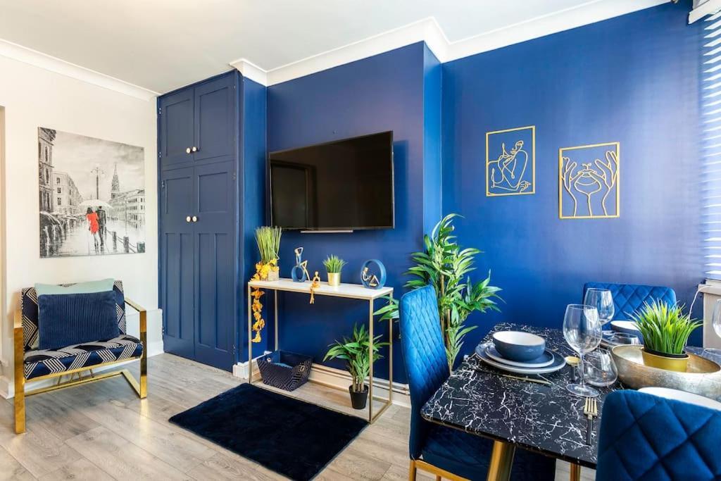 Kensington Balcony For 6 Apartment
