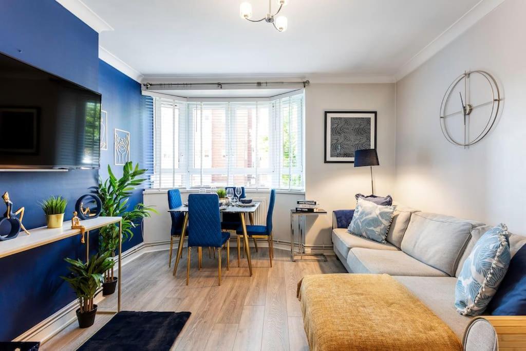 Kensington Balcony For 6 Apartment London