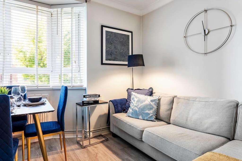 Apartment Kensington Balcony For 6 London