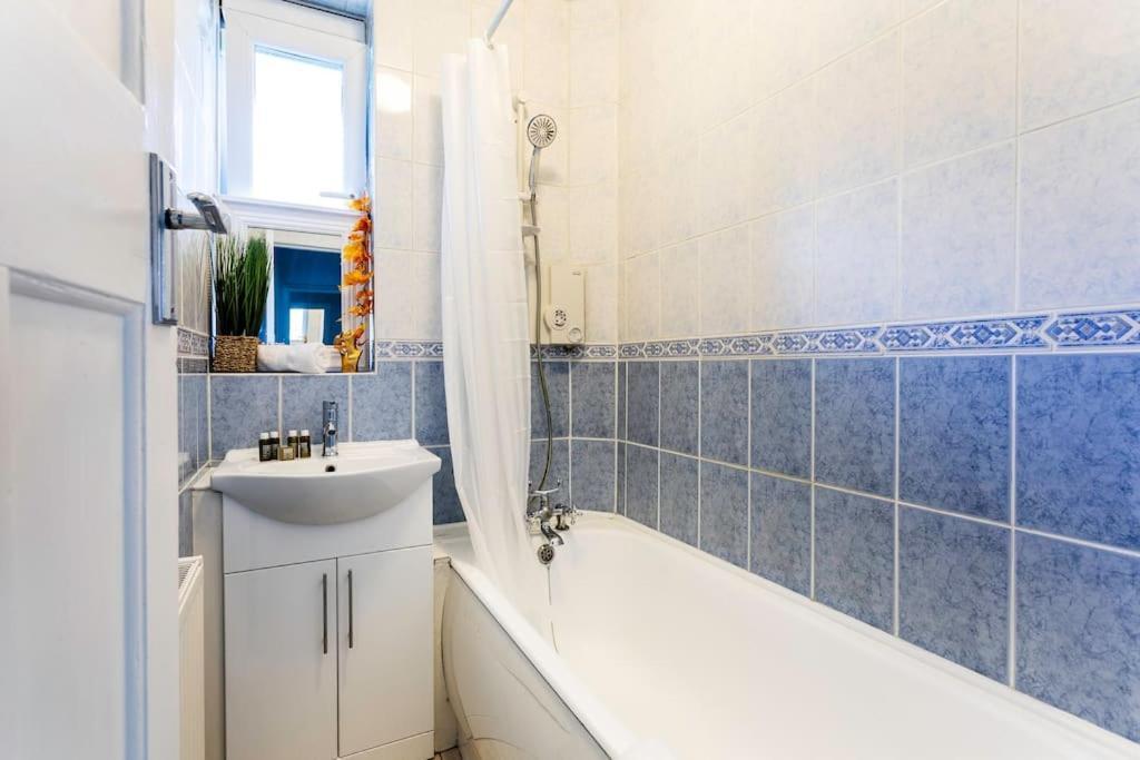 Kensington Balcony For 6 Apartment London