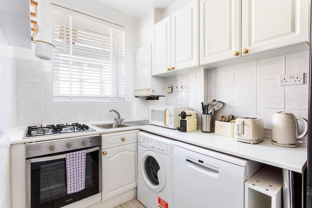 Kensington Balcony For 6