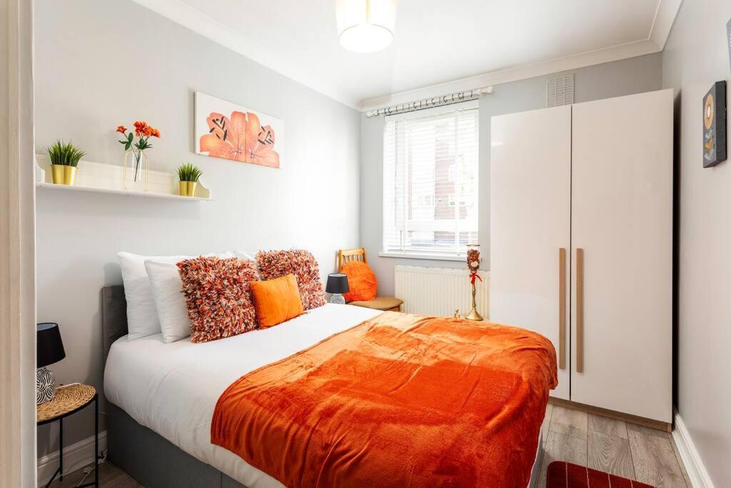 Apartment Kensington Balcony For 6 London