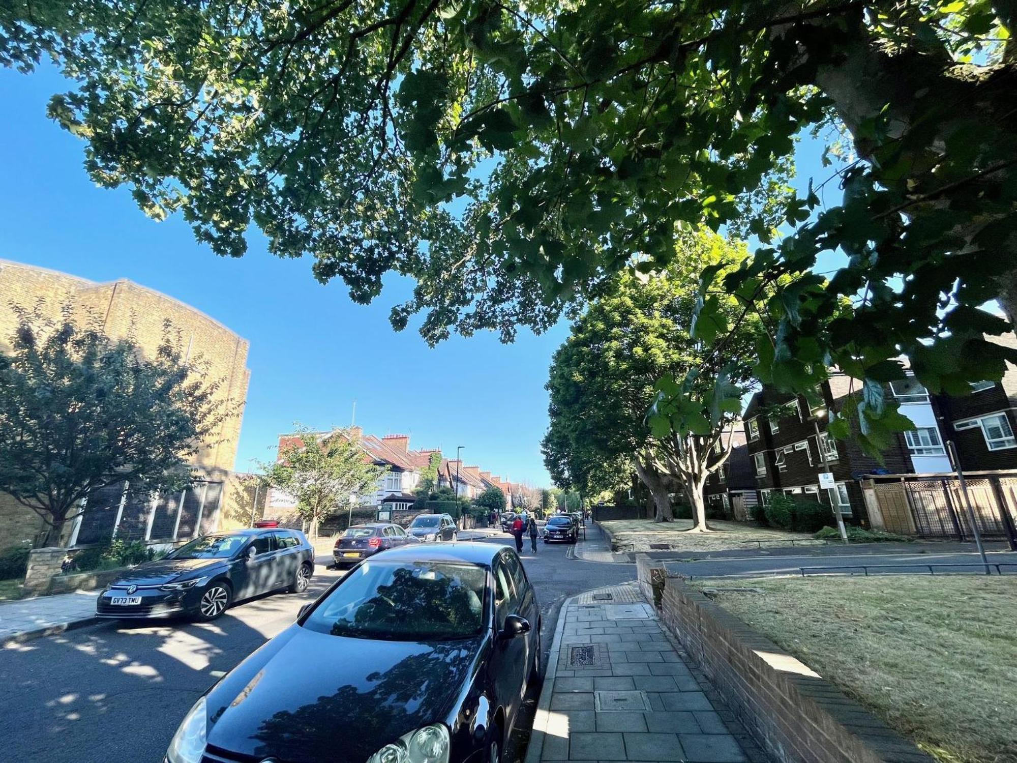 Newly Refurbished 3 Bed Flat Free Parking Apartment London