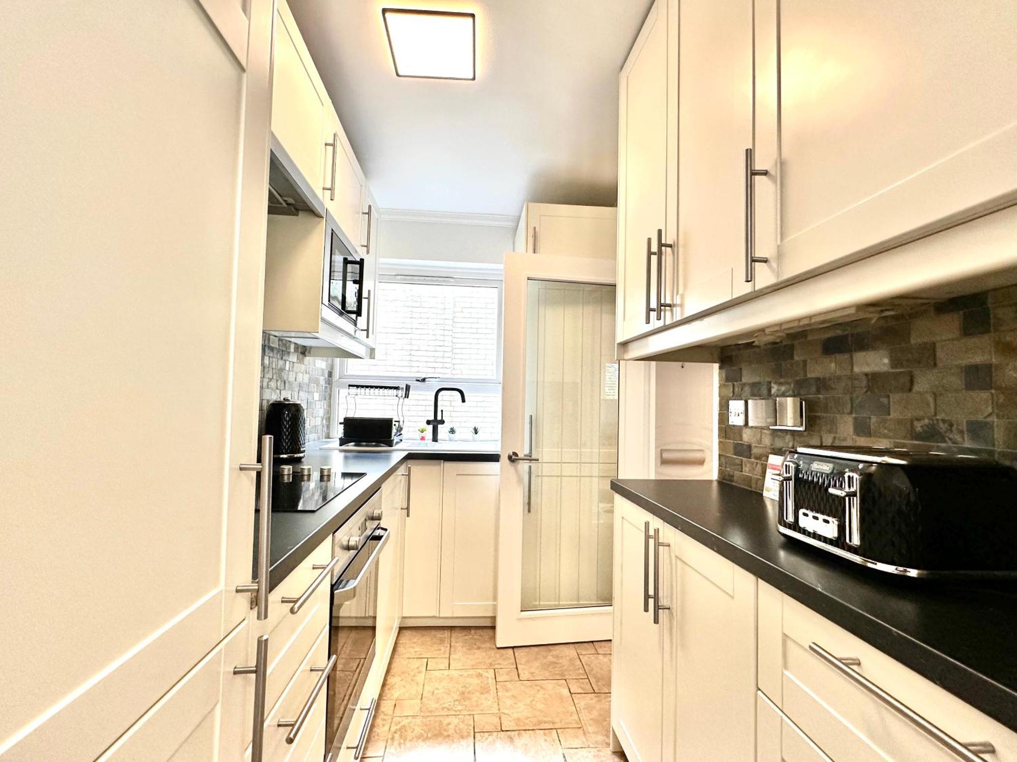Apartment Newly Refurbished 3 Bed Flat Free Parking *