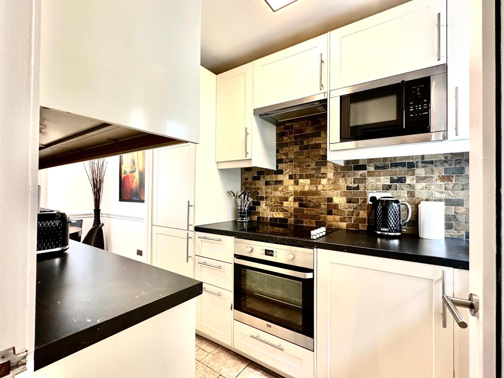Apartment Newly Refurbished 3 Bed Flat Free Parking *