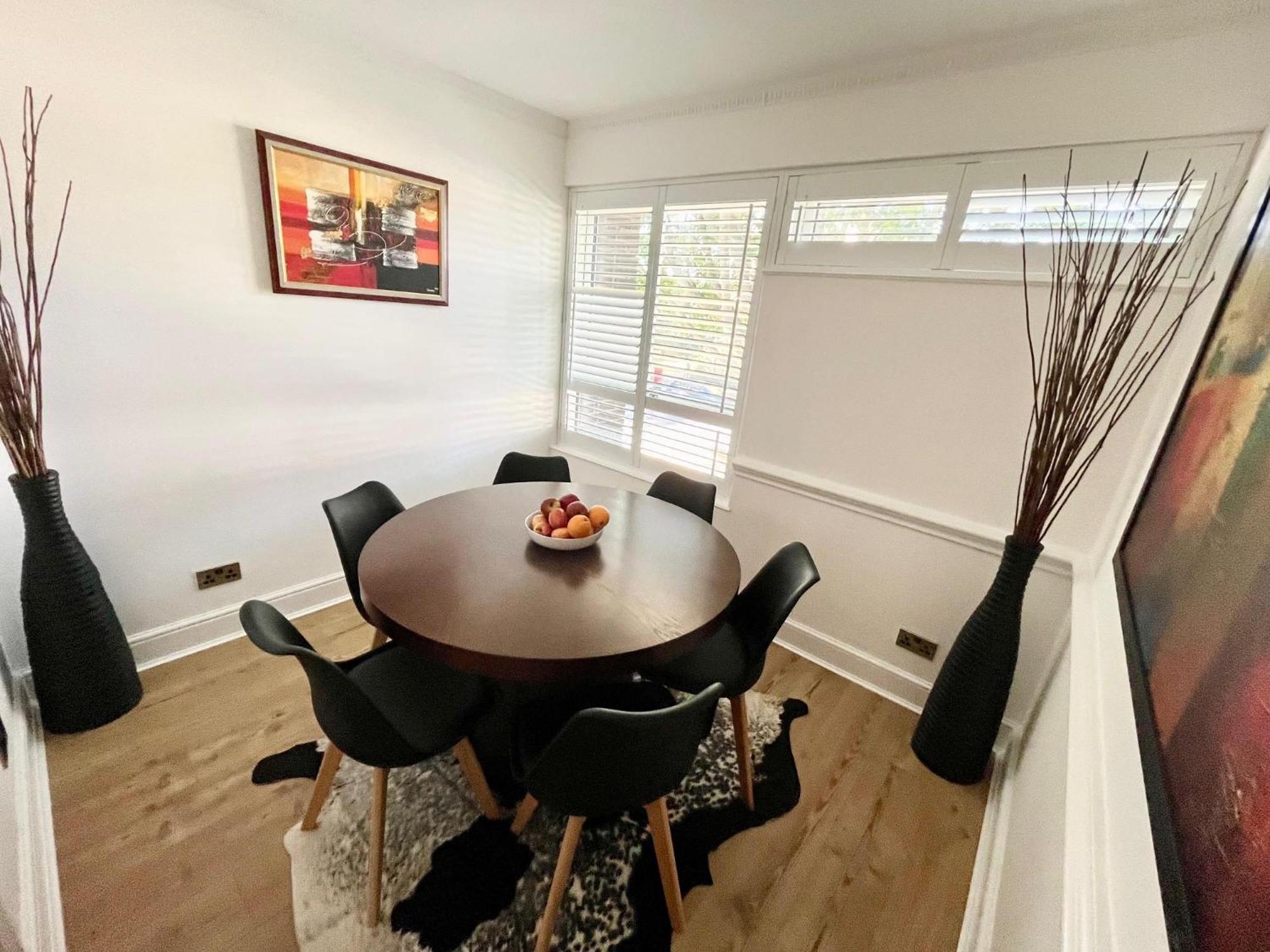 Apartment Newly Refurbished 3 Bed Flat Free Parking London