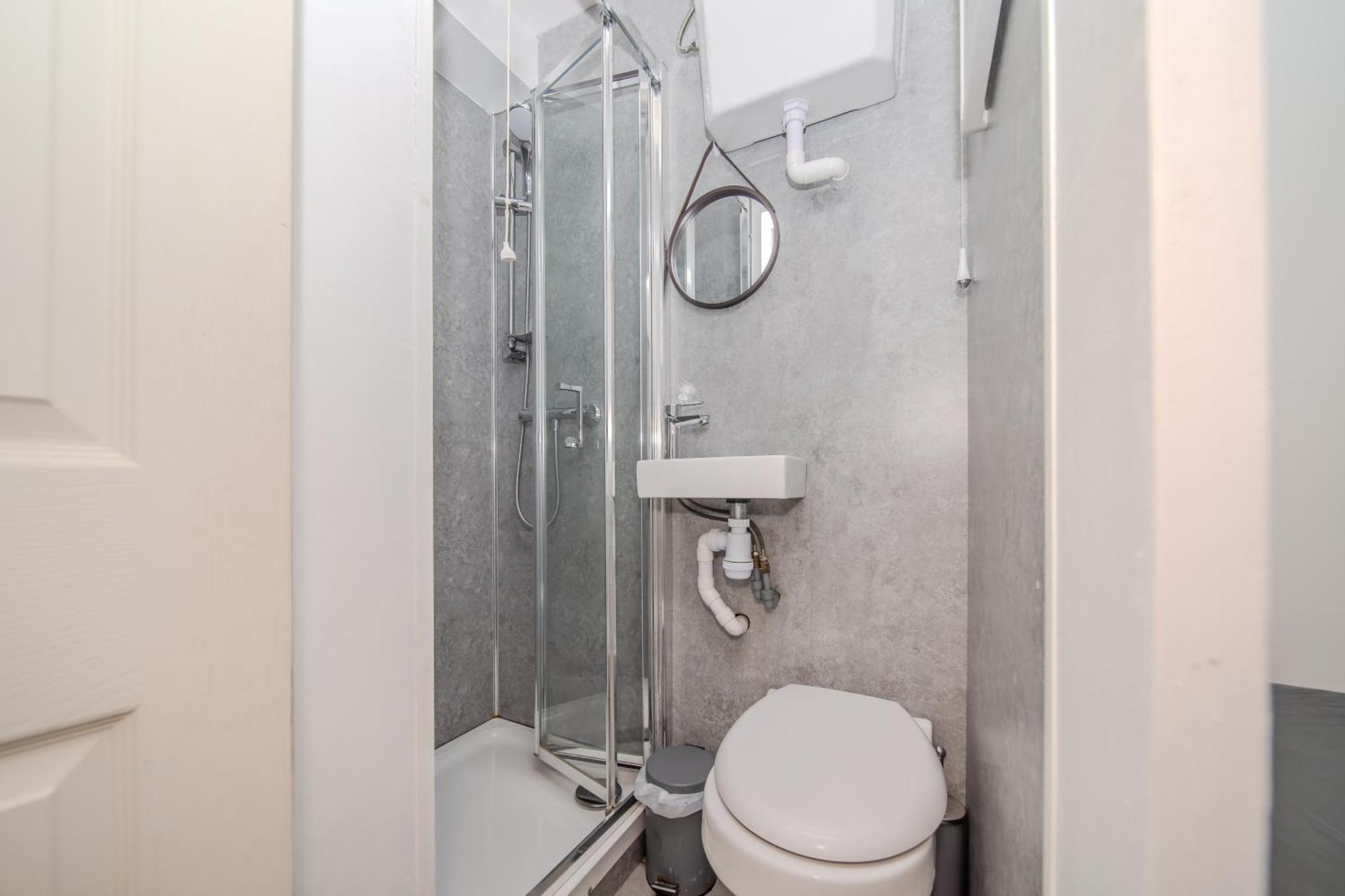 Harmonynest Parkview Elegance Guest house London
