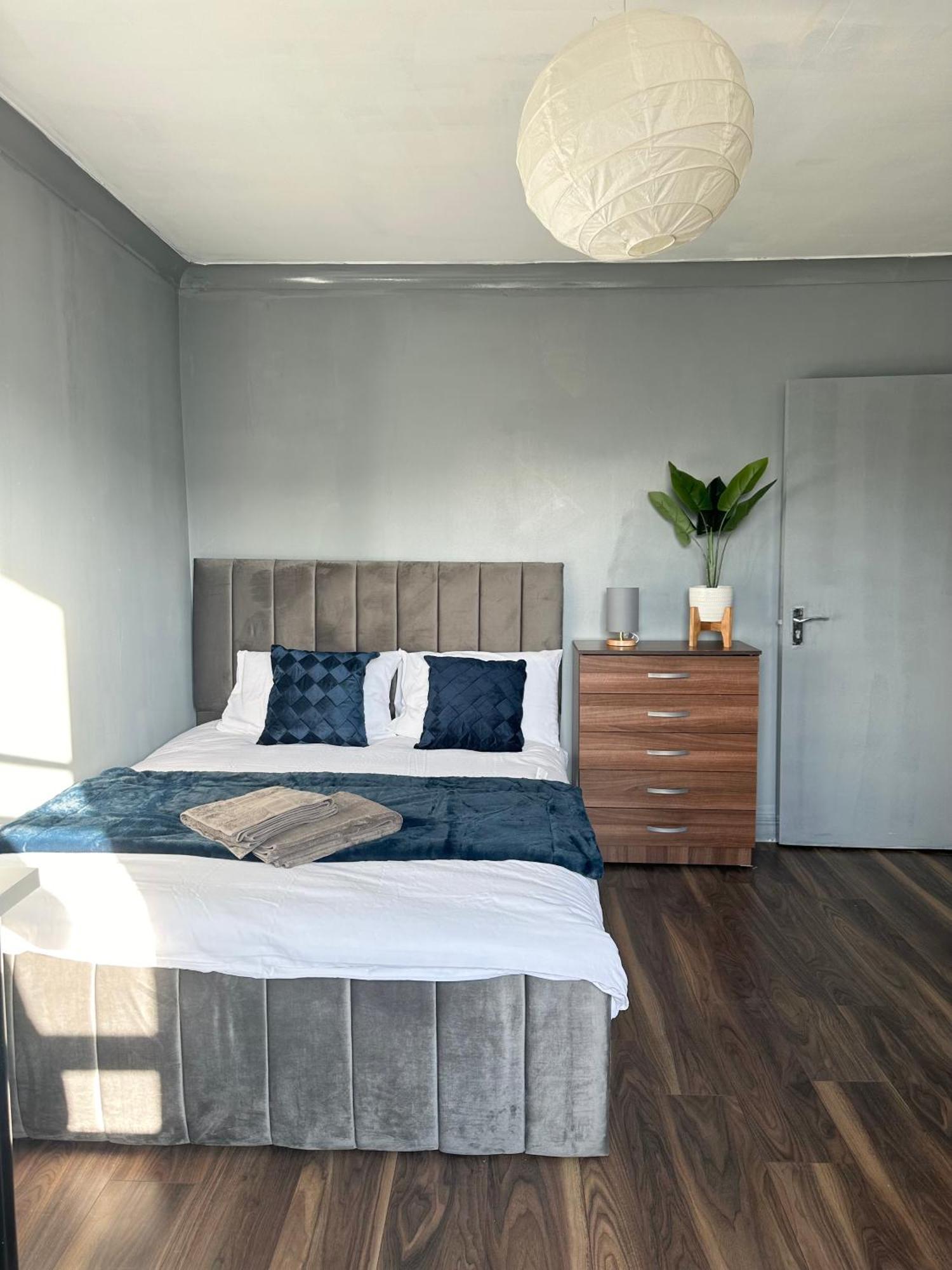 Homestay Luxury In A 4 Bedroom Flat! 4 Minutes Walk To Kingscross, St Pancras London