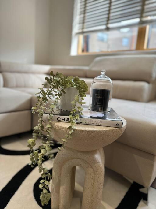 Modern & Stylish 1 Bedroom Apartment, Sleeps 4, *