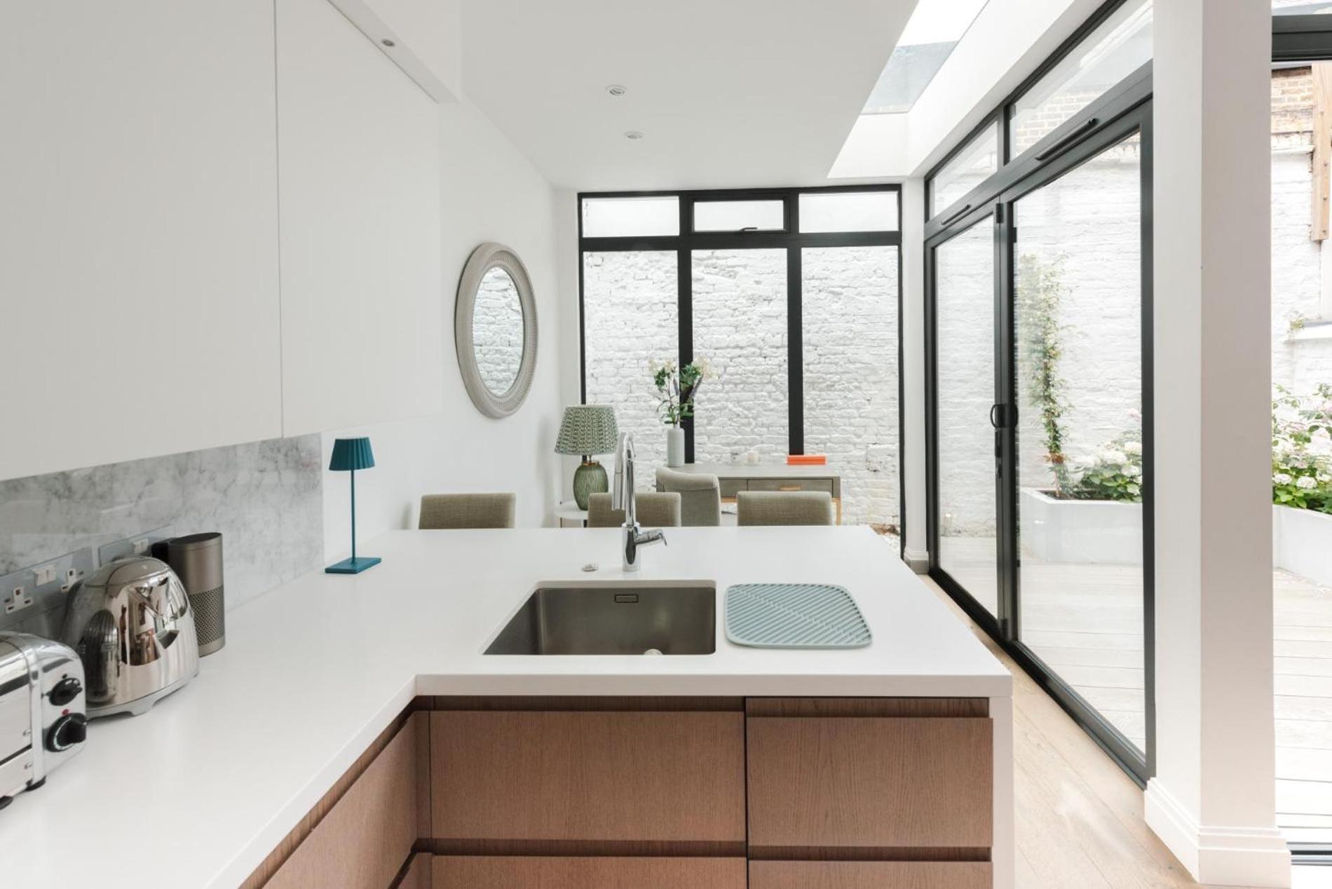 Sunny In Chelsea - Luxurious 3 Bedroom Chelsea Holiday home *