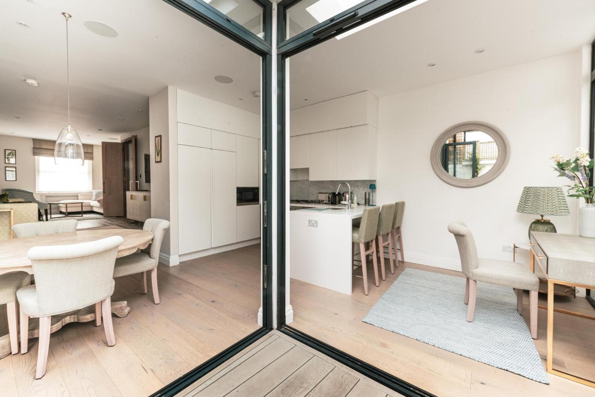 Sunny In Chelsea - Luxurious 3 Bedroom Chelsea Holiday home London