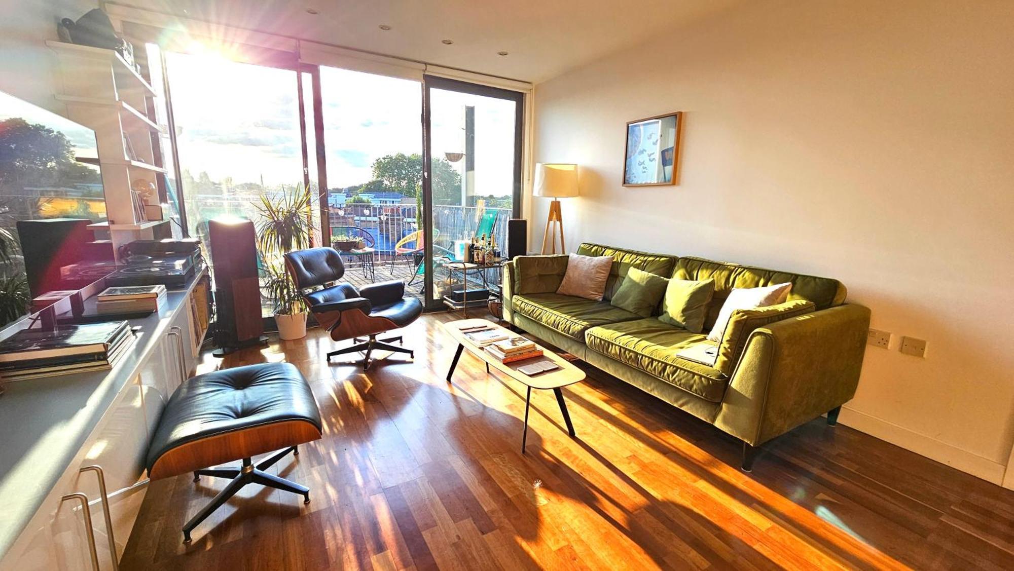 Apartment Roof Terrace, 2-bed 2-bath, Stoke Newington *