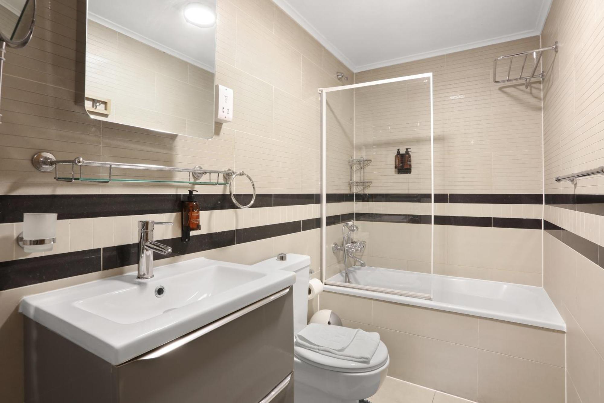 Spacious 2 Bedroom Flat Near Hyde Park By Beiroom Londen