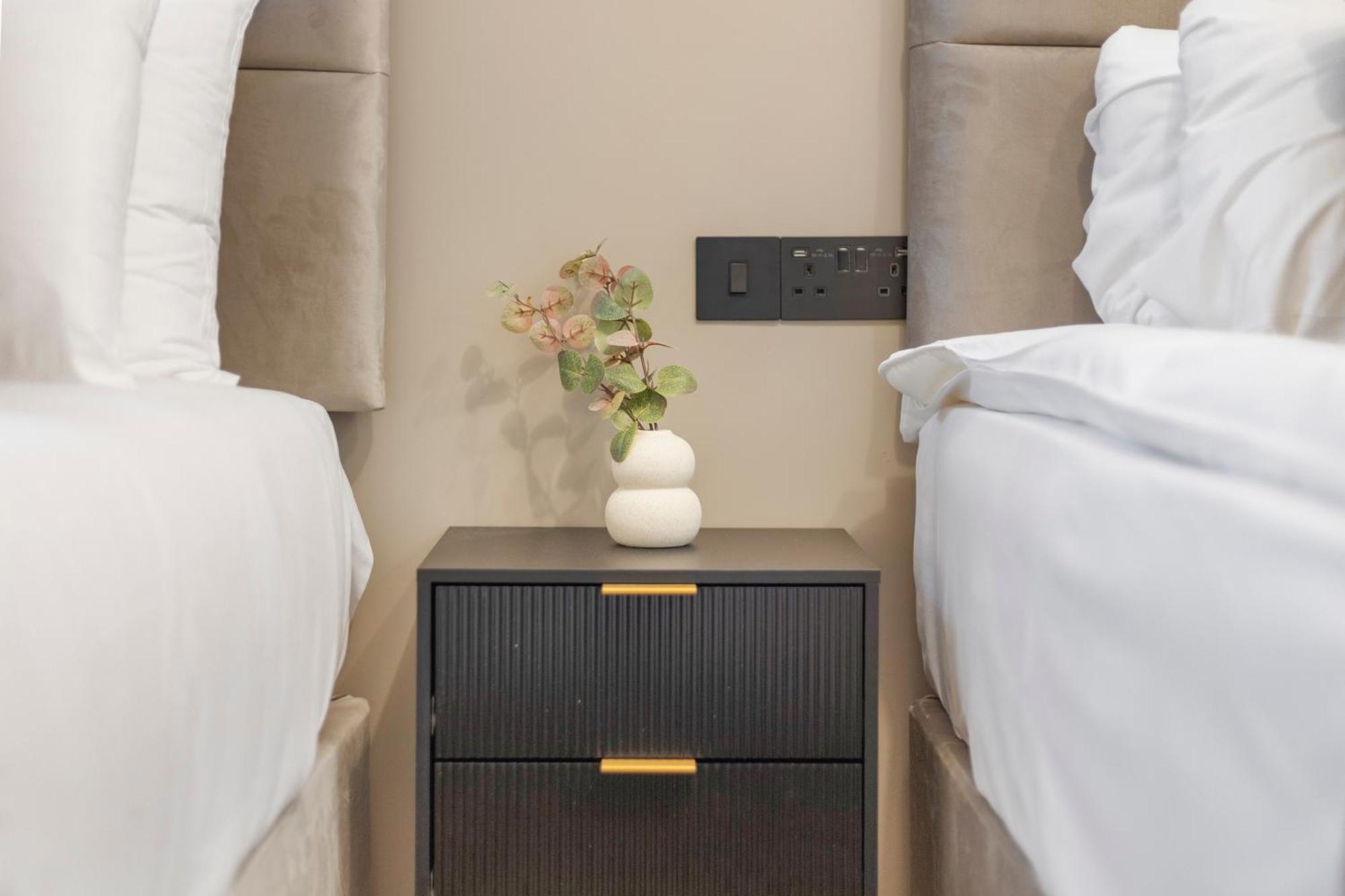 Urban Duo Escape: Trendy With Twin Beds *