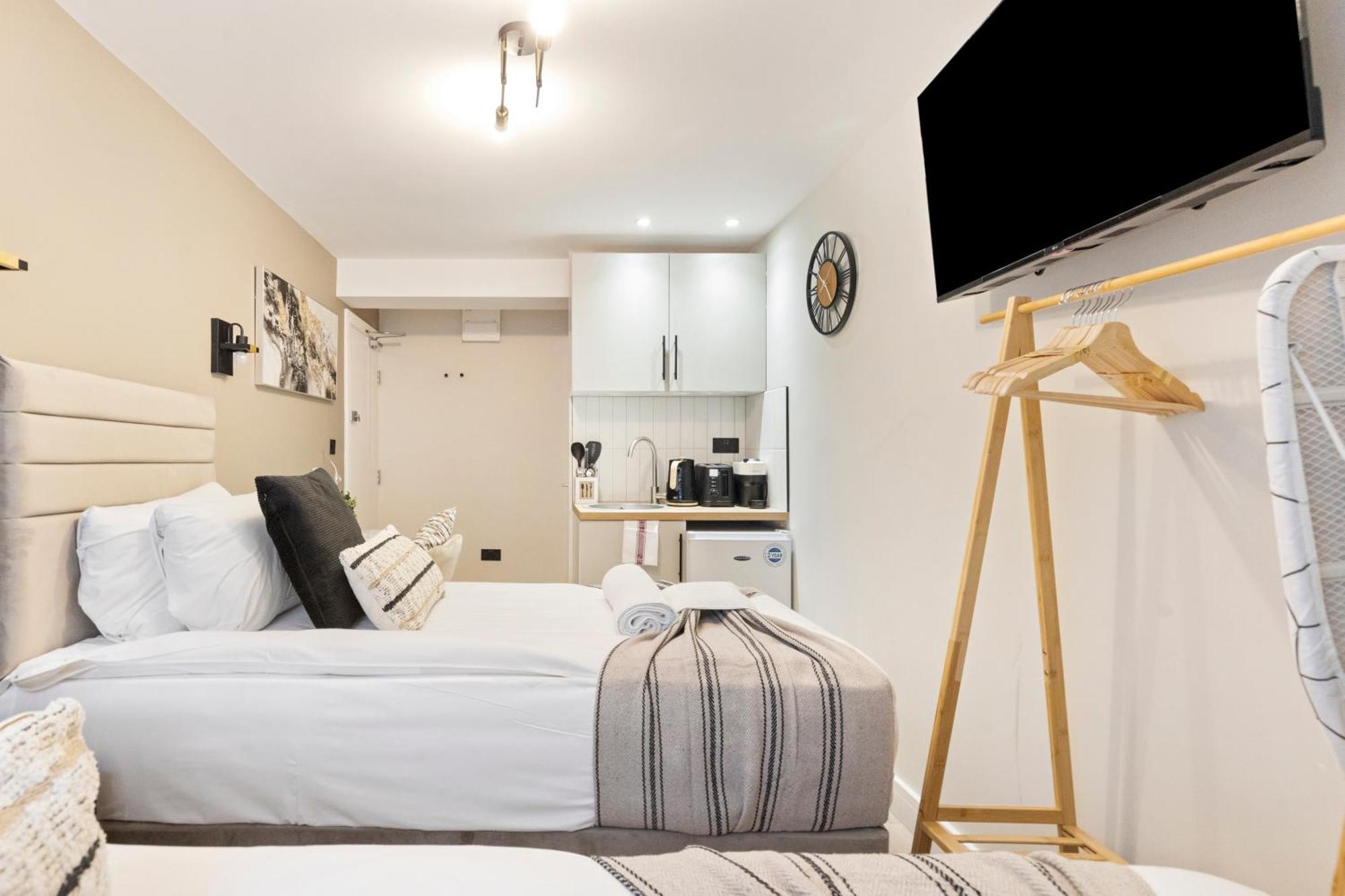 Urban Duo Escape: Trendy With Twin Beds *