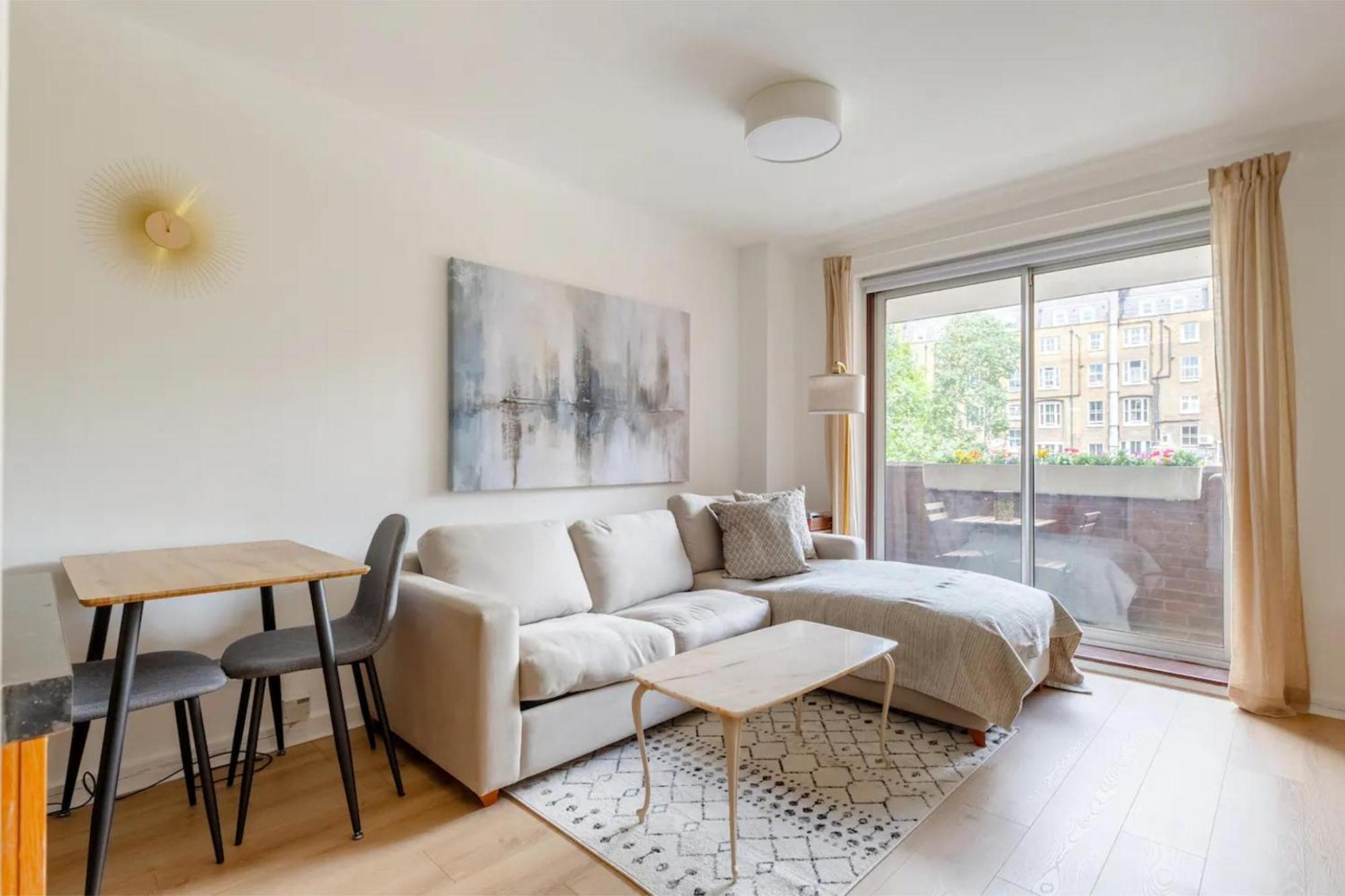 Refurbished Kensington With Balcony Near Tube Apartment London