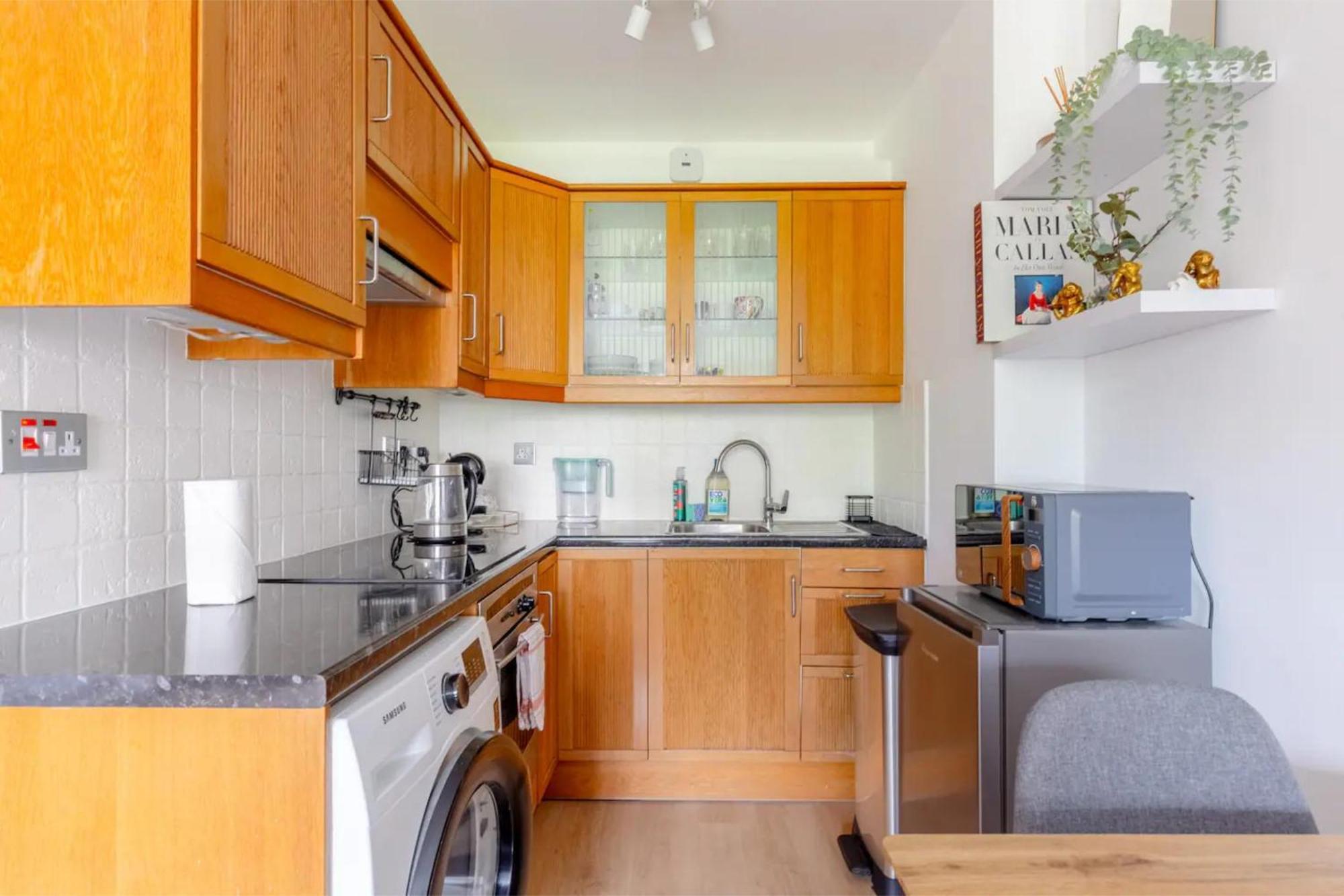 Refurbished Kensington With Balcony Near Tube *