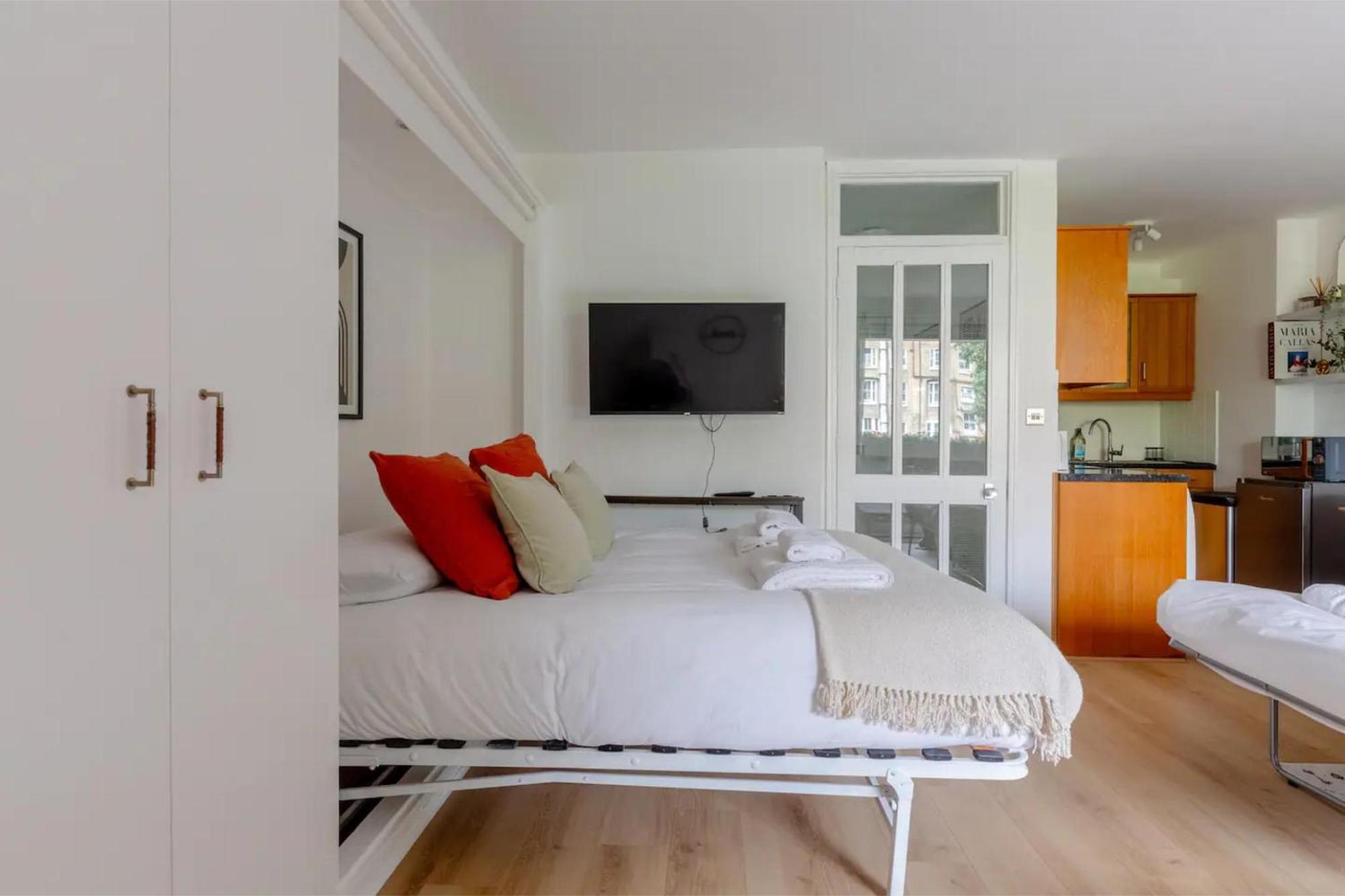 Refurbished Kensington With Balcony Near Tube Apartment