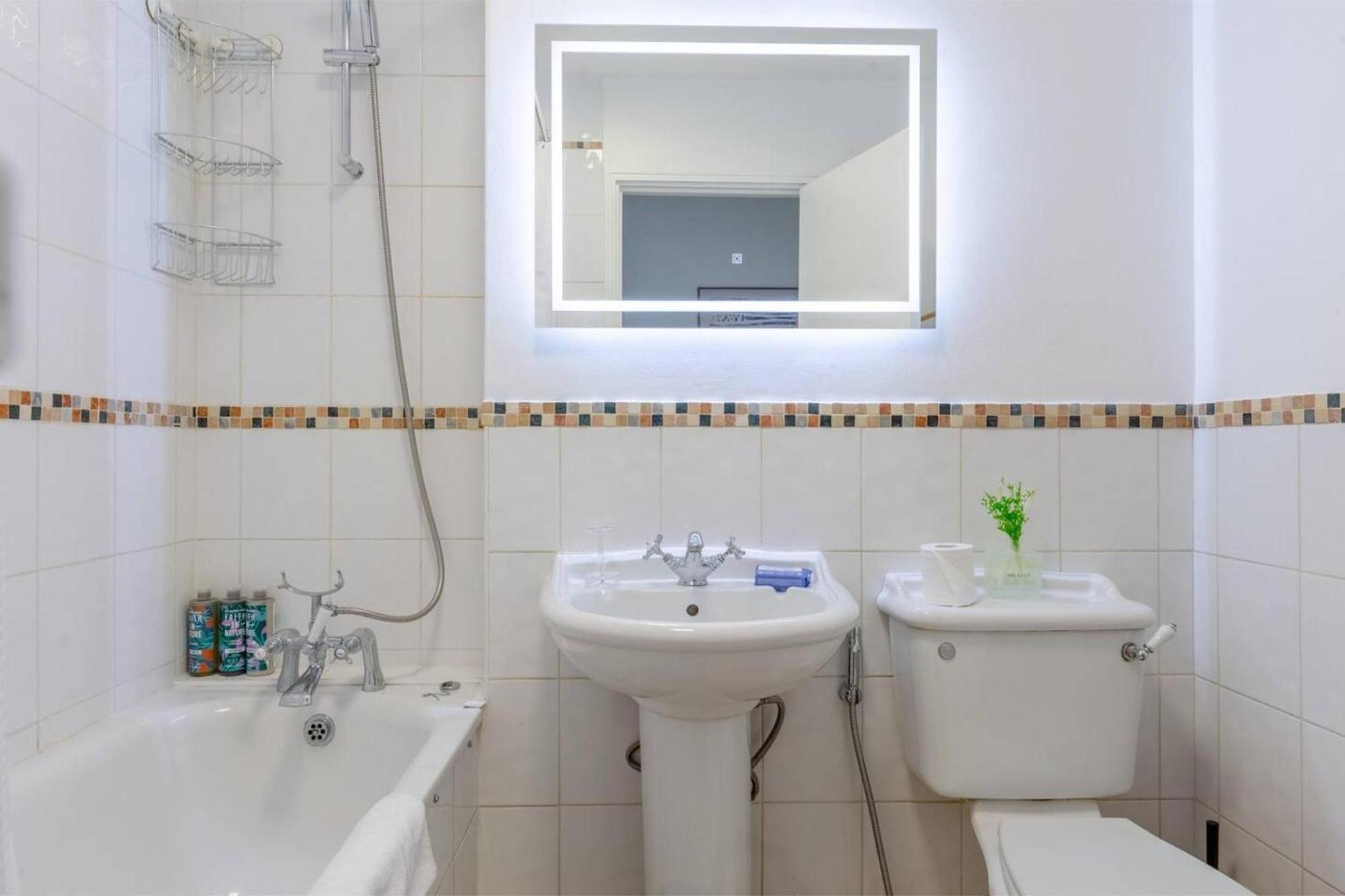 Apartment Refurbished Kensington With Balcony Near Tube
