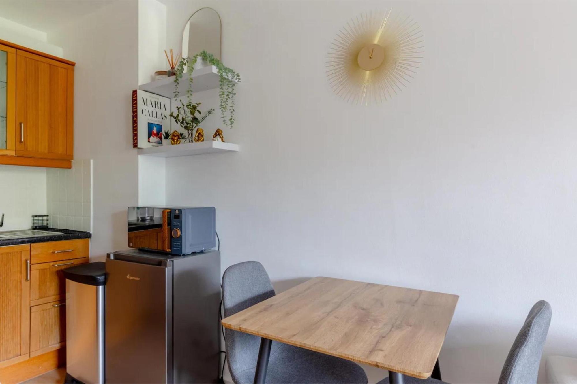 Refurbished Kensington With Balcony Near Tube Apartment London