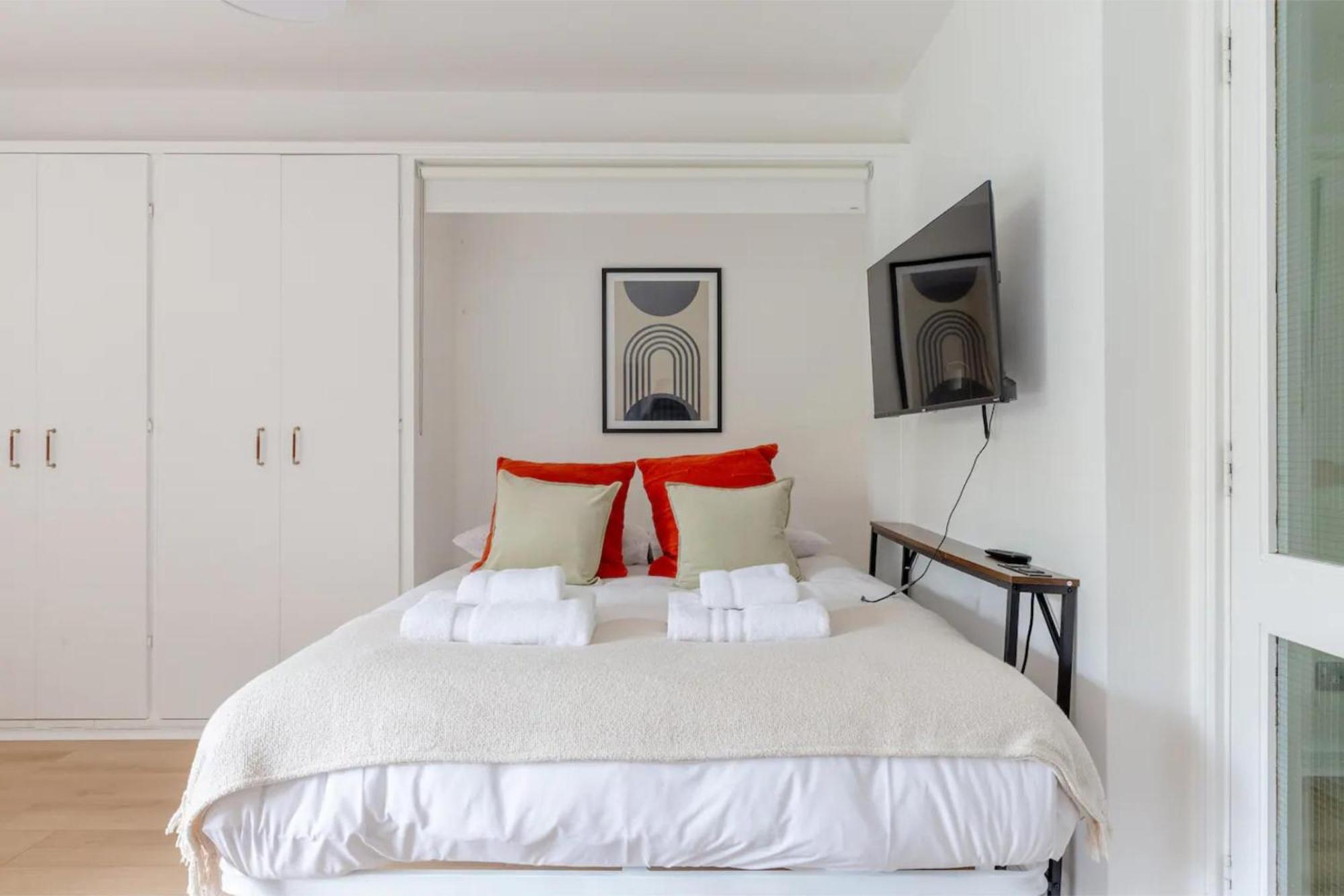 Refurbished Kensington With Balcony Near Tube Apartment