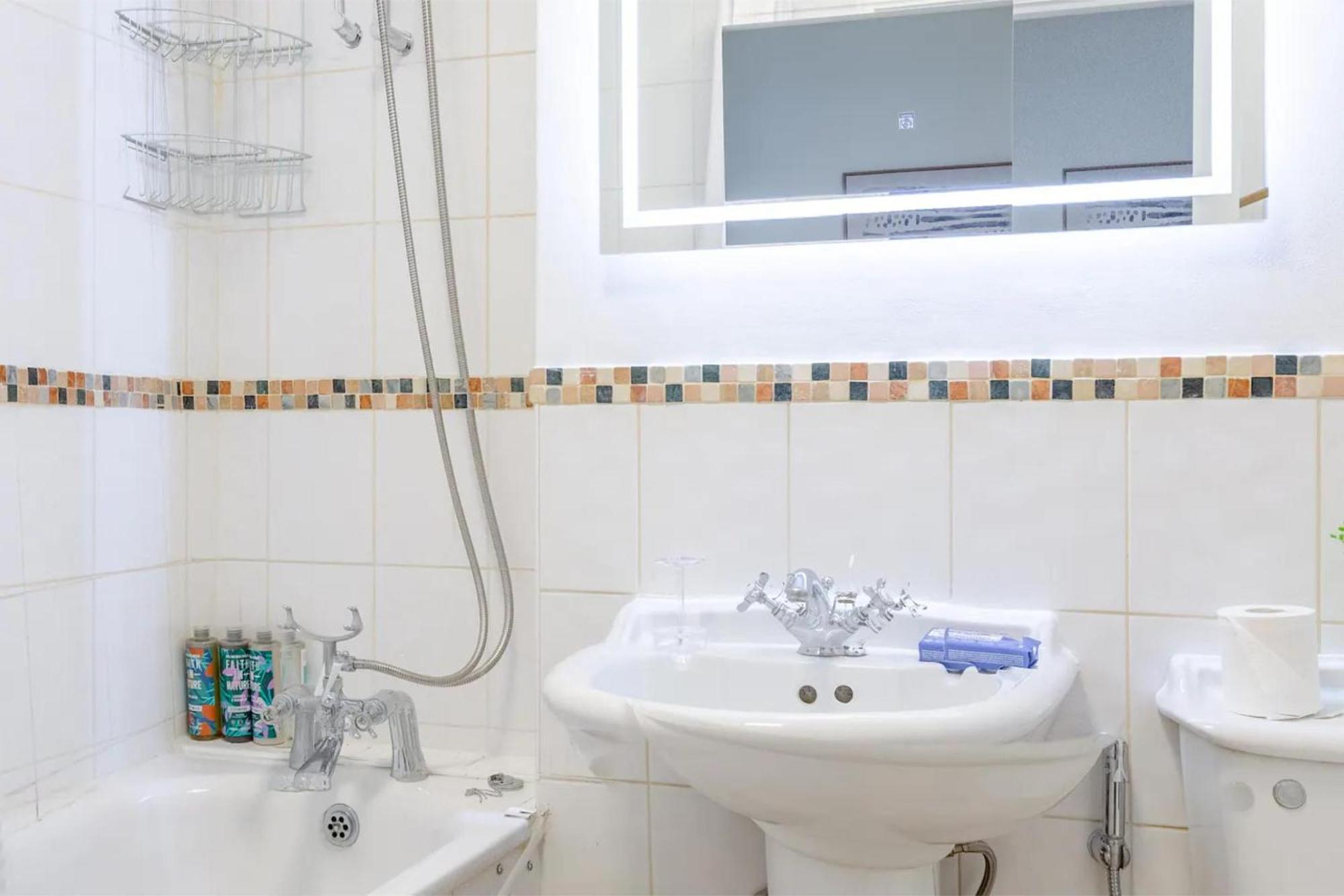 Apartment Refurbished Kensington With Balcony Near Tube