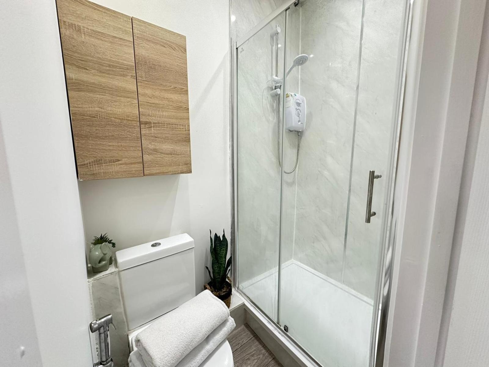 Harrow Road One Bedroom Apartment *