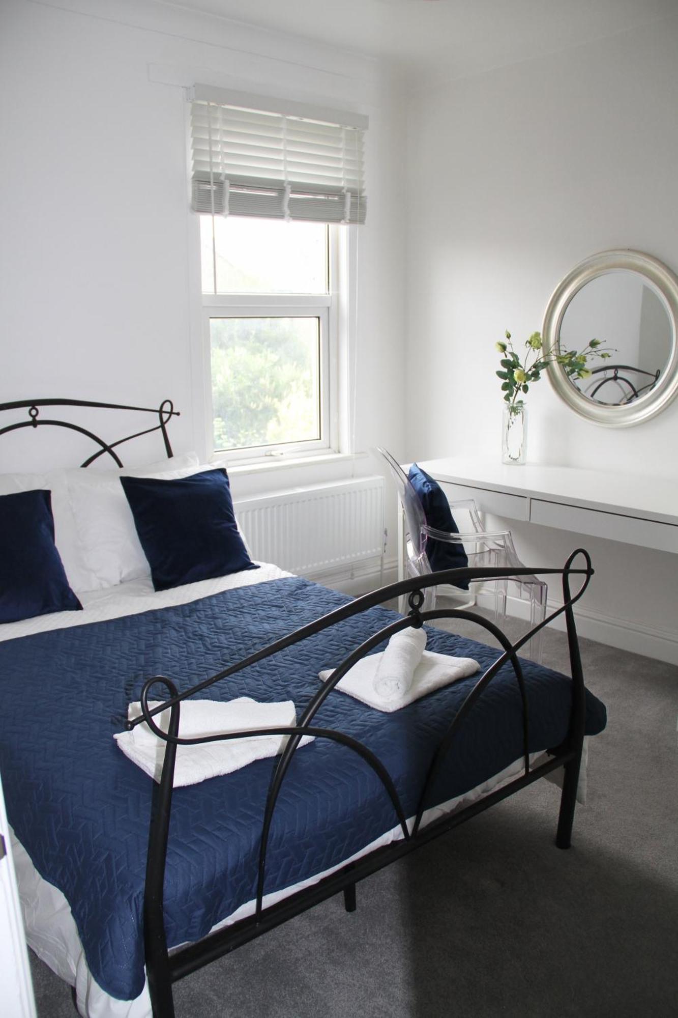 No 10 Spacious 2-bedroom House In Stratford With Parking For Up To Six Holiday home *