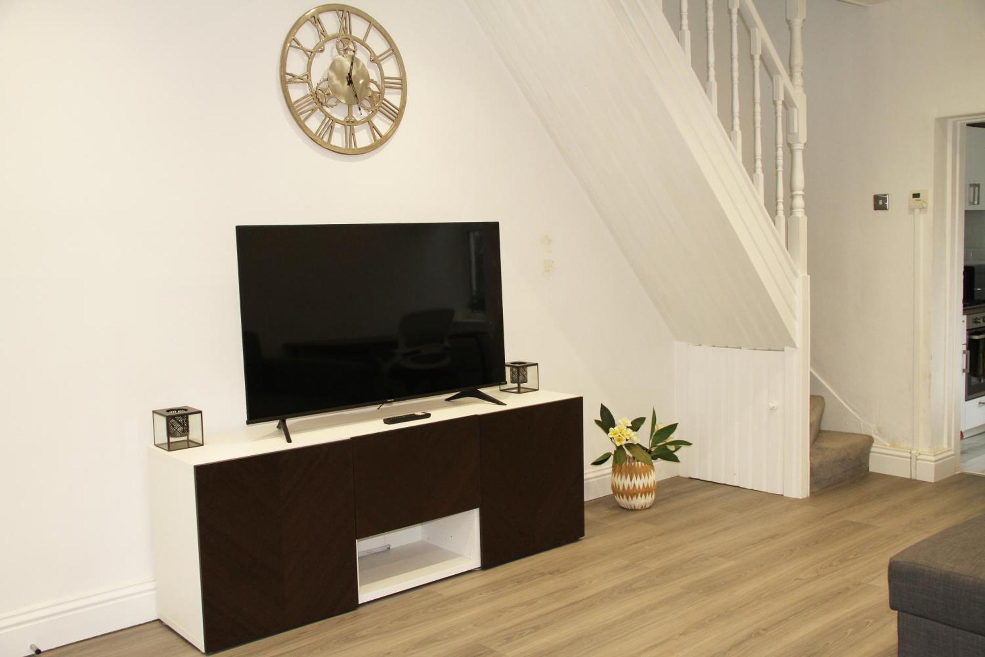 Holiday home No 10 Spacious 2-bedroom House In Stratford With Parking For Up To Six *