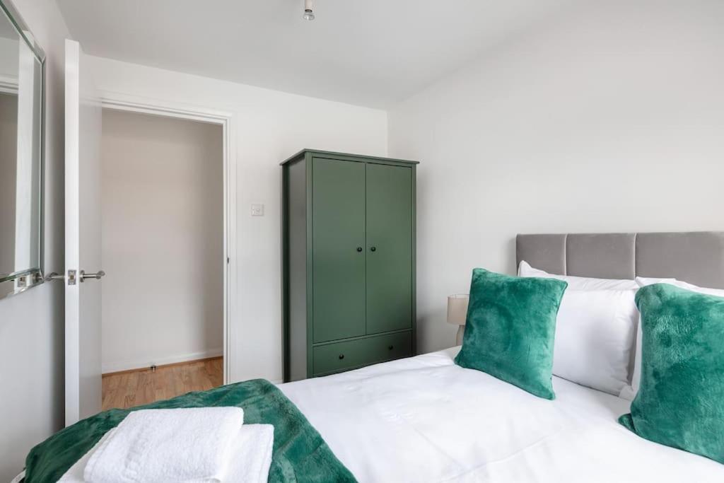 Bright N' Charming Air Conditioned Two Bed In Heart Of Appartement Londen