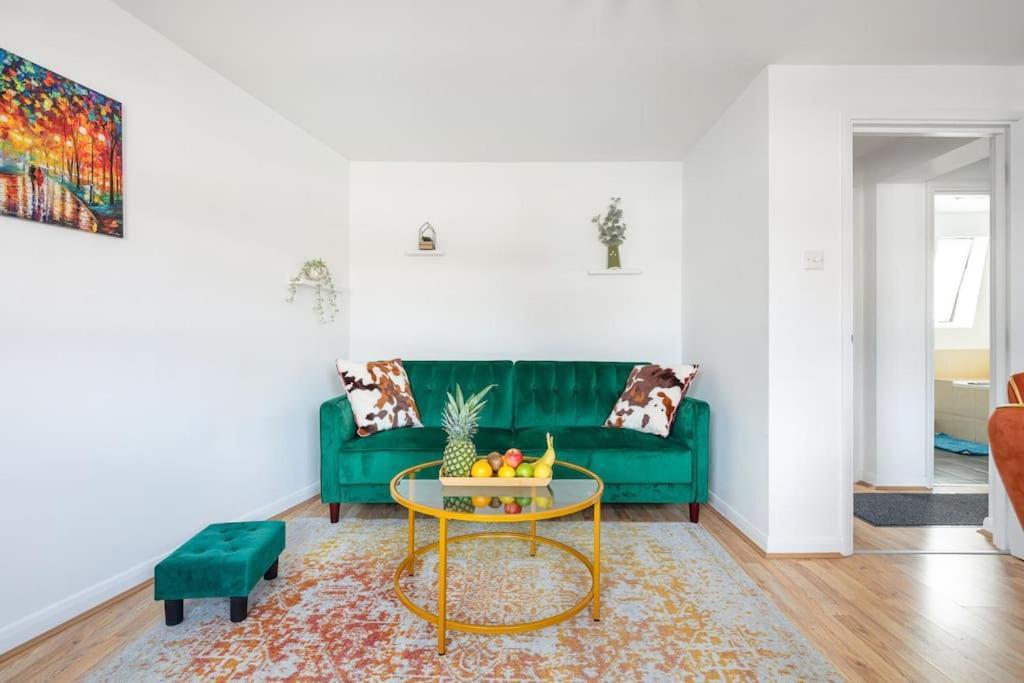Bright N' Charming Air Conditioned Two Bed In Heart Of Appartement