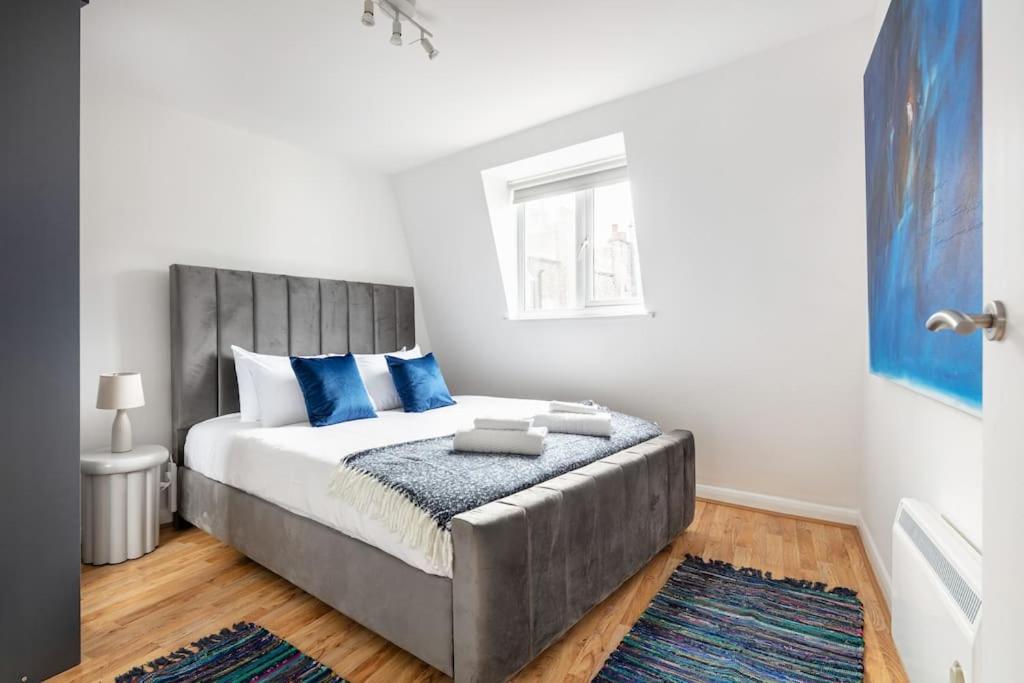 Bright N' Charming Air Conditioned Two Bed In Heart Of Appartement