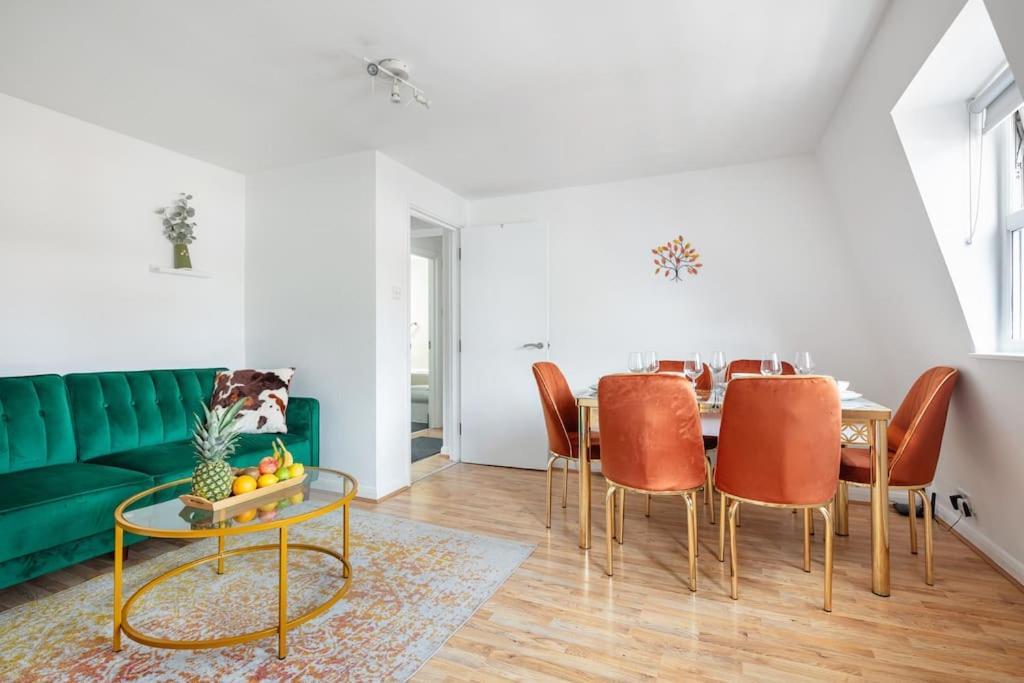 Bright N' Charming Air Conditioned Two Bed In Heart Of Appartement