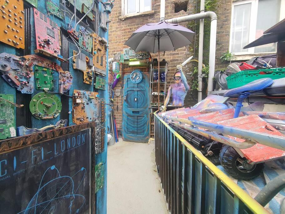 Apartment Cyber-art In Camden *