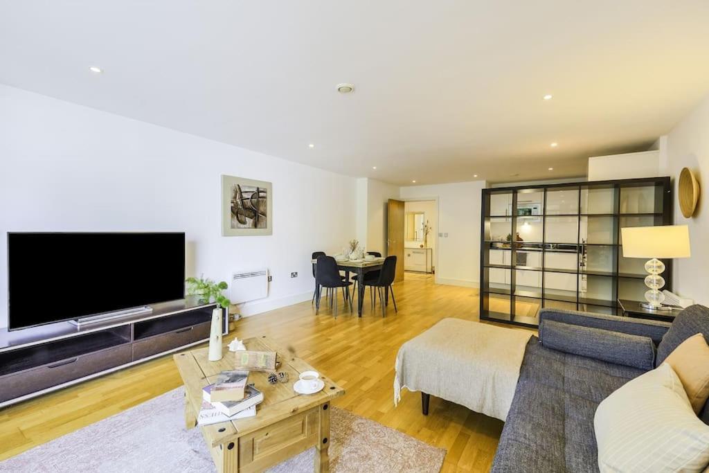 Apartment Luxurious 2-bedroom London
