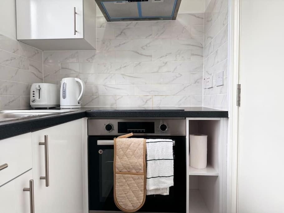 Vibrant 30min To & Free Wifi London