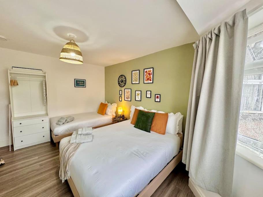 Vibrant 30min To & Free Wifi Apartment
