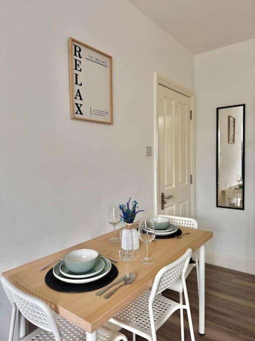 Vibrant 30min To & Free Wifi Apartment *