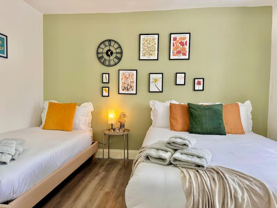 Vibrant 30min To & Free Wifi London