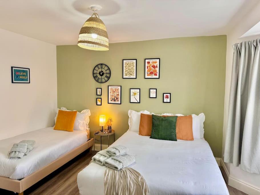 Vibrant 30min To & Free Wifi London