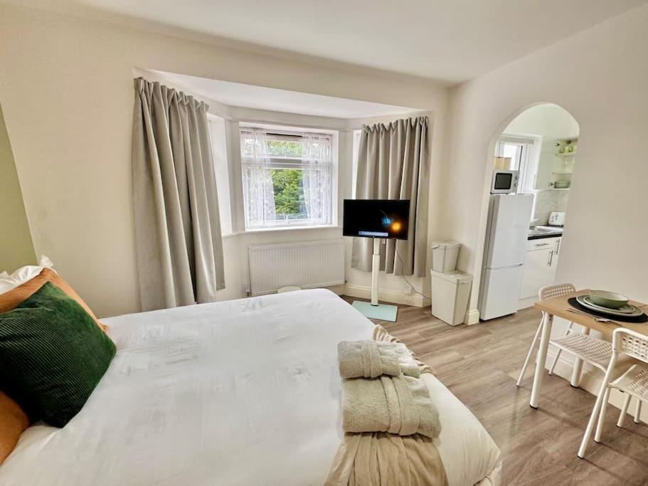 Vibrant 30min To & Free Wifi London