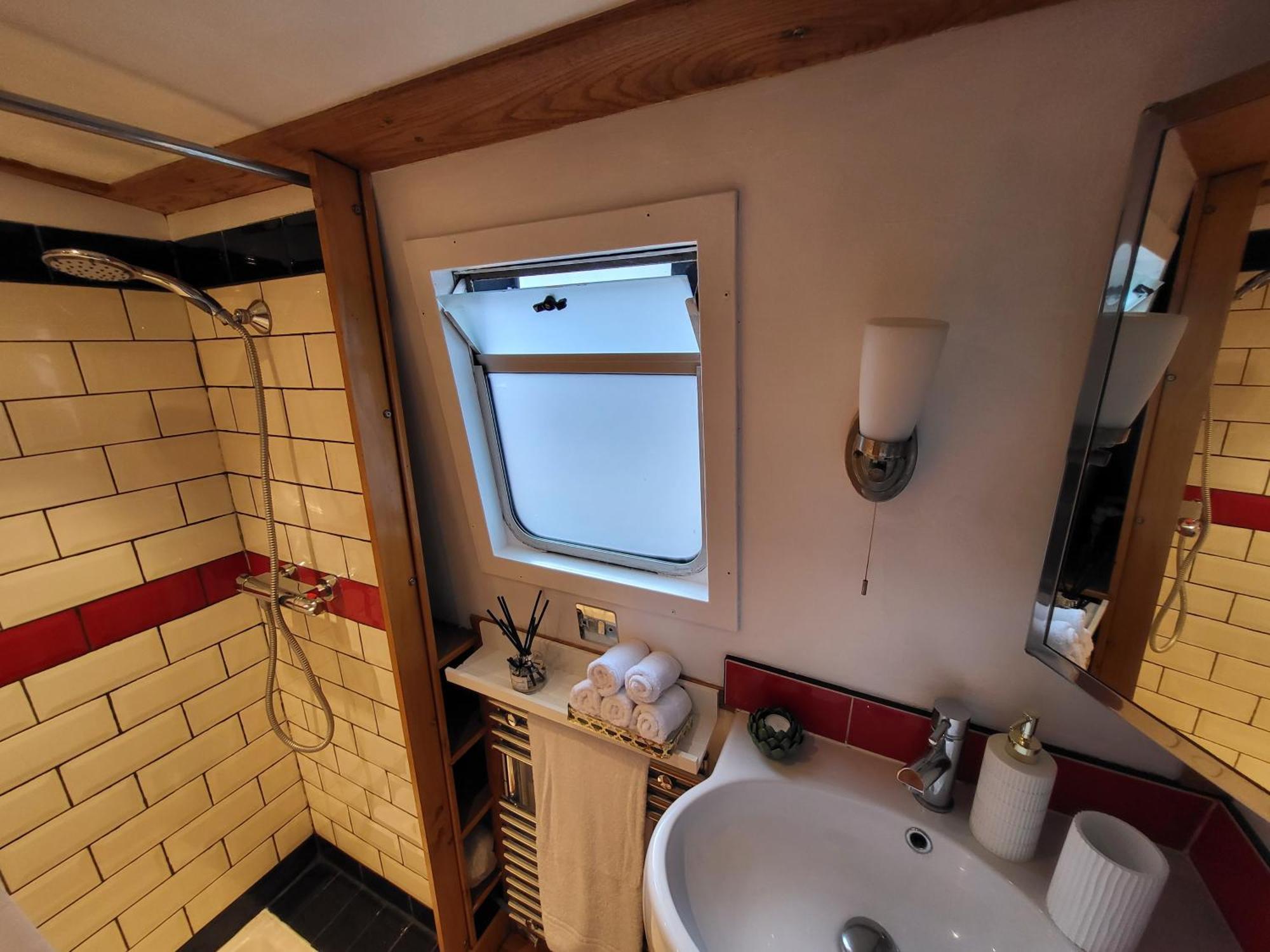 Hotel en barco Cosy Canal Boat In Little Venice By Paddington For Family & Friends