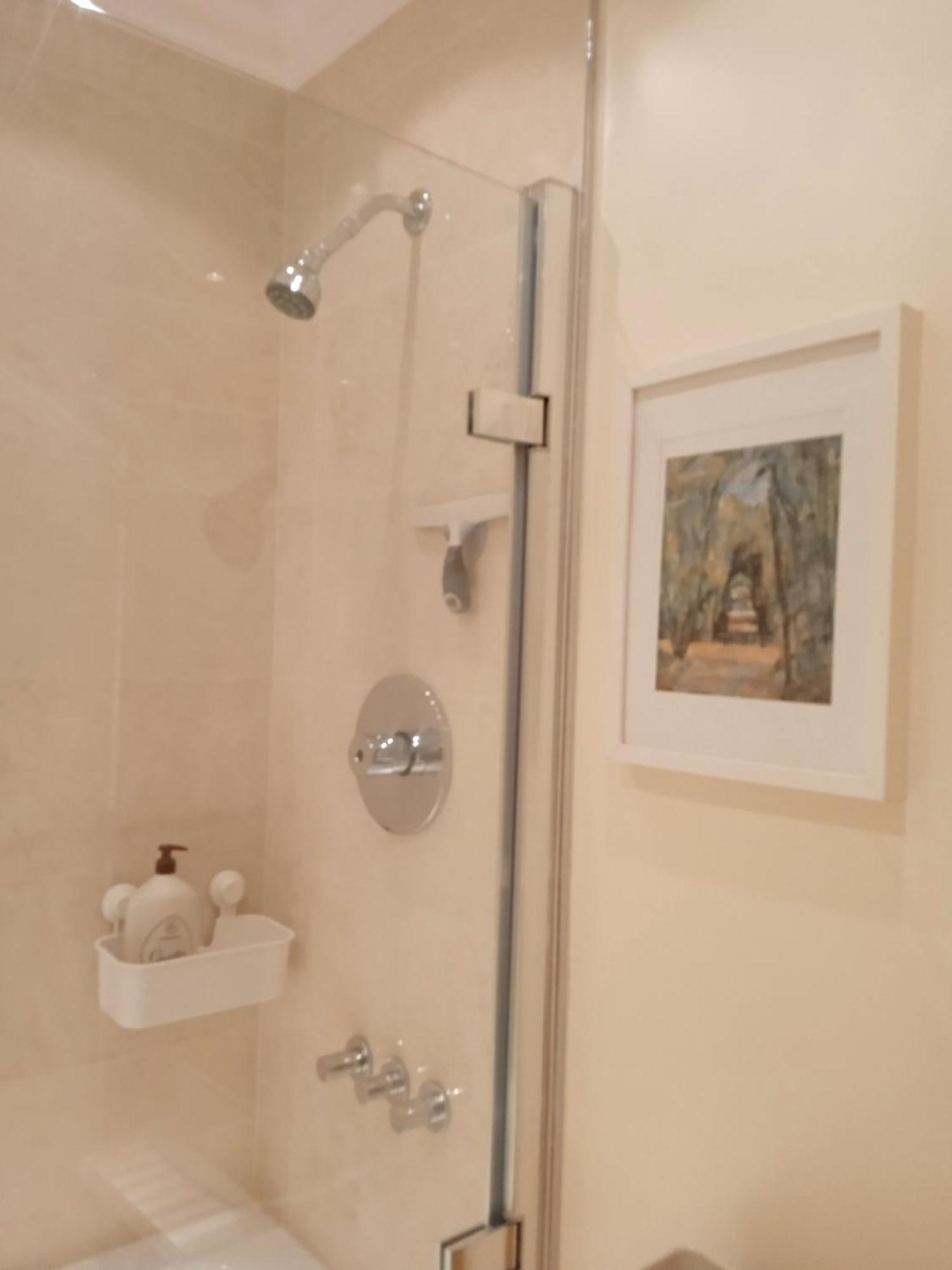 Beautiful With Underground Parking, Balcony In Kew, Richmond Apartment