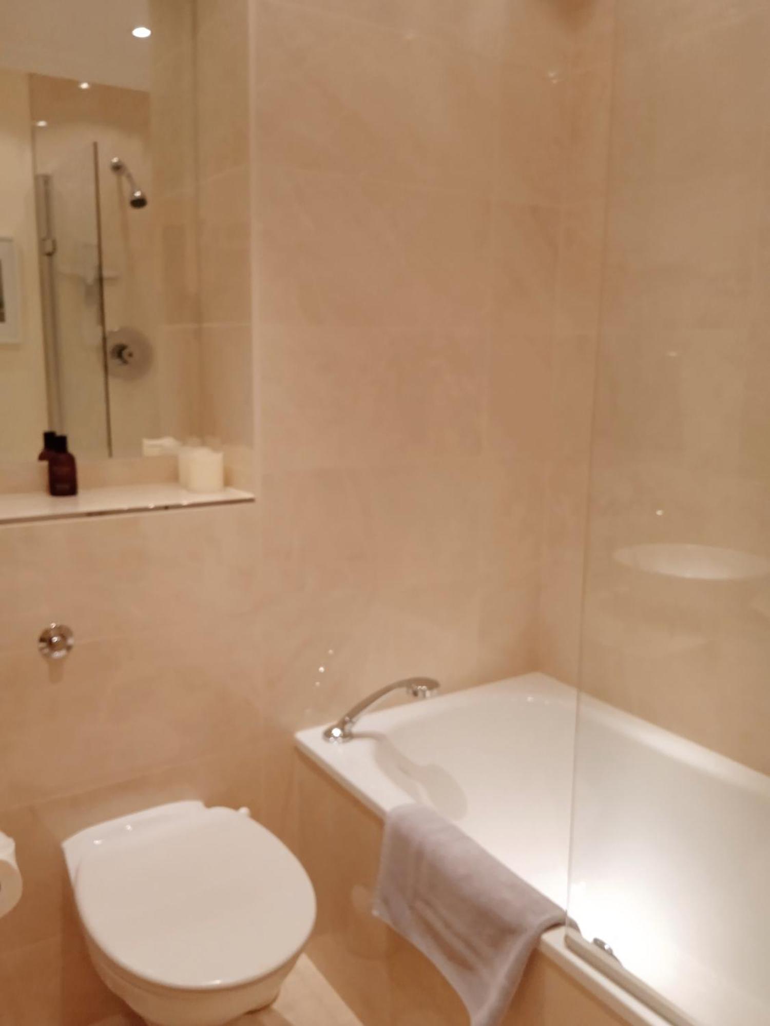 Beautiful With Underground Parking, Balcony In Kew, Richmond *