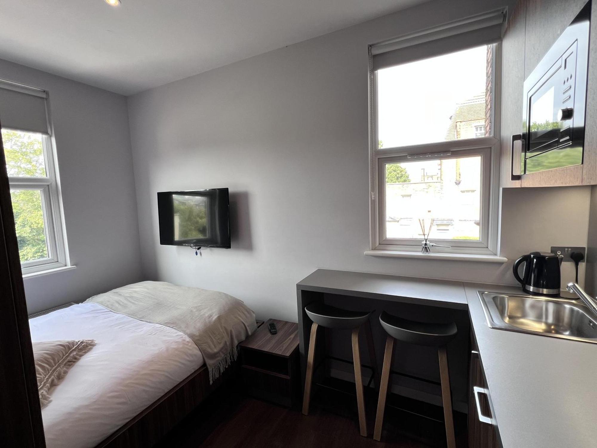 Retreat - Colney Hatch Lane * Londen